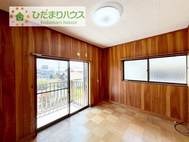 バルコニーに面していて、たっぷり光りの入る明るい主寝室です！