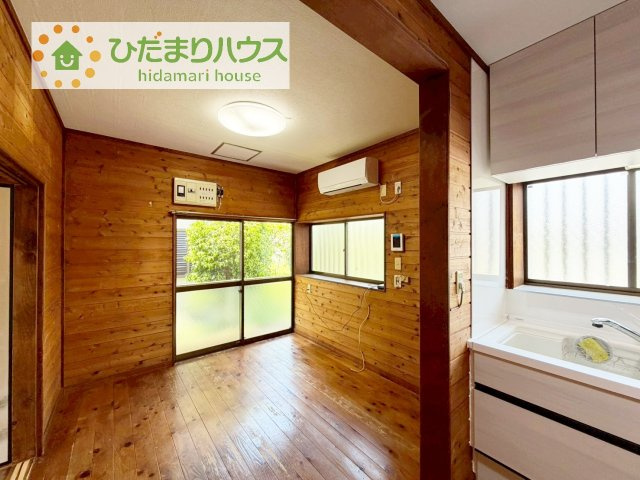 大きな窓からは、暖かな日の光が降り注ぎます・・・