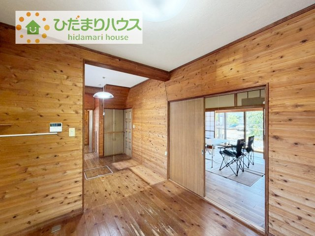 ダイニングは嬉しい二面採光・窓辺からの日差しがあたたかな空間を演出します(　*´艸｀)