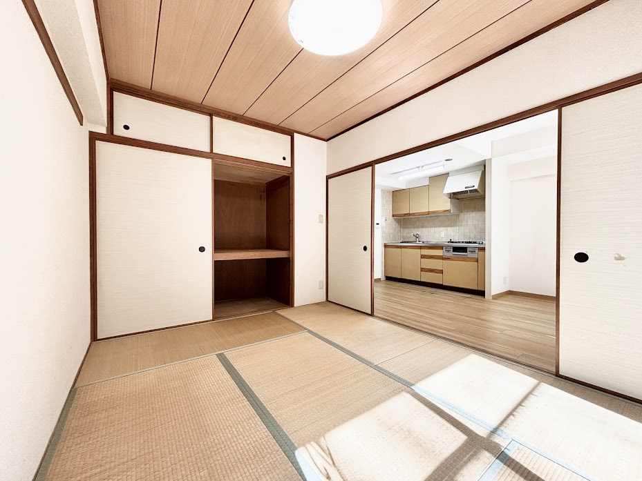 ◆室内はいつも明るい印象なので気持ちの良い朝を迎えられます。各部屋にはクローゼットを完備しており、収納が多いお家はすっきりして快適空間です。