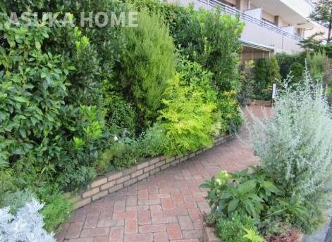 植栽にもこだわりが、エントランスまでの小道にグリーンを豪華に配置しています。