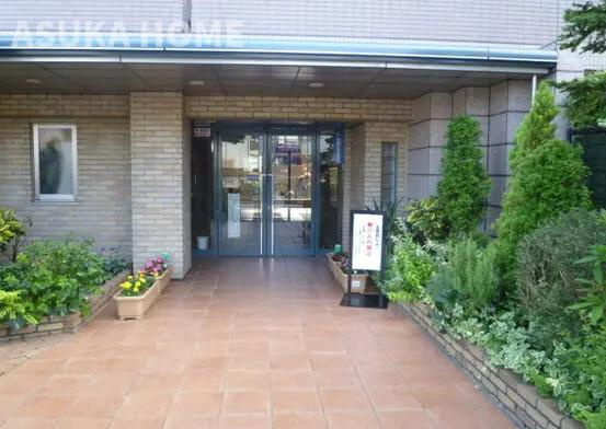 緑の植栽が鮮やかに目に映るエントランスは帰宅時ほっと癒されるのではないでしょうか。