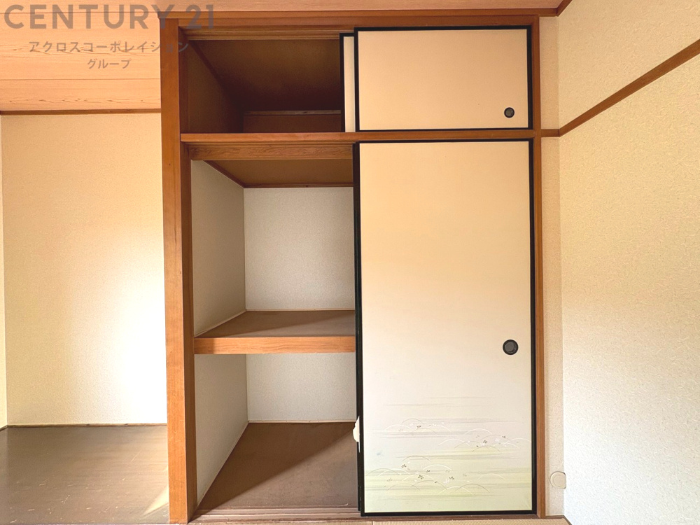 押入れは季節の衣類、寝具などを収納できます。伝統的な美しさと実用性が融合し、収納物を保護する調湿・換気効果があります。使い方によっては書類や小物なども効果的に整理でき空間を有効活用できます。