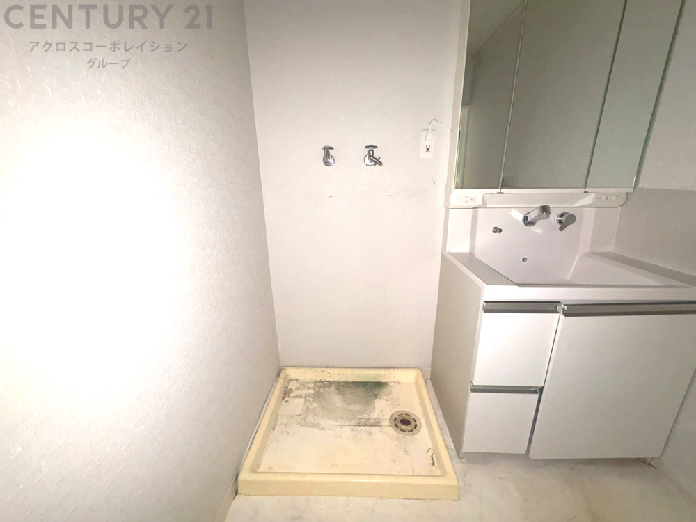 洗濯物の仕分け作業がしやすく、整理整頓が容易になります。洗濯音や湿気を他の部屋に持ち込まず、生活環境を快適に保ちます。上部を活用すれば収納スペースを確保でき洗剤や洗濯用品の整理もしやすくなります。