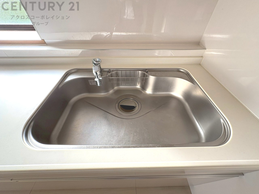 大きなシンクでお鍋などの大きな調理器具を洗う際にも便利です。