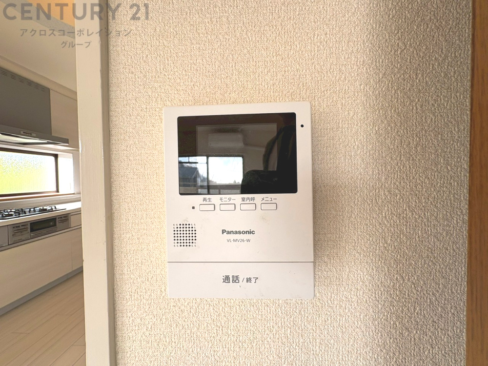 訪問者が来たときにテレビ画面で確認できるため、安心してドアを開けられます。録画機能があるものもあり、留守中に来訪者を記録しておくことができます。利便性が高く、セキュリティ面でも安心です。