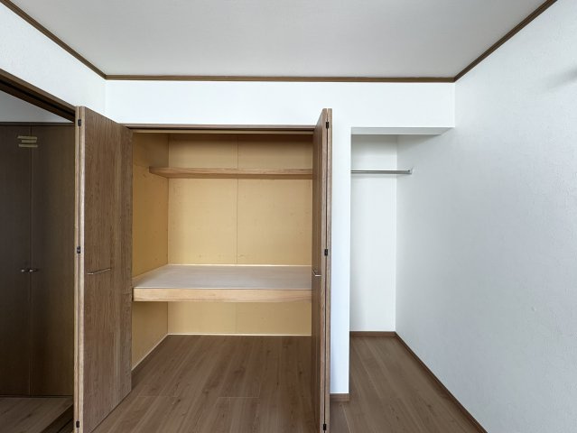 収納力の高さが魅力の洋室収納です。扉付きの収納に加え、オープンタイプの収納スペースも備えており、衣類や季節物、スーツケースなども整理しやすい設計。お部屋を広くすっきり使えるのも嬉しいポイントです。