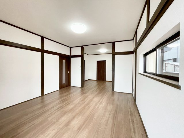 大きな窓で日当たり良好♪広いリビングはご家族でゆっくりくつろぎたい方にオススメです！　