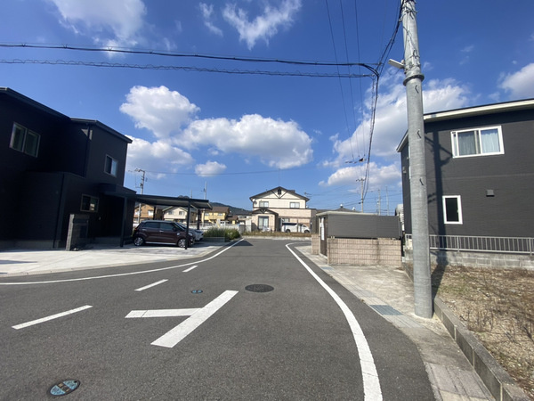 前面道路幅員6.0なので駐車もスムーズです☆