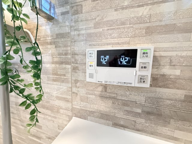 【給湯パネル】　いつでもすぐに温かいお風呂をお楽しみいただけます。