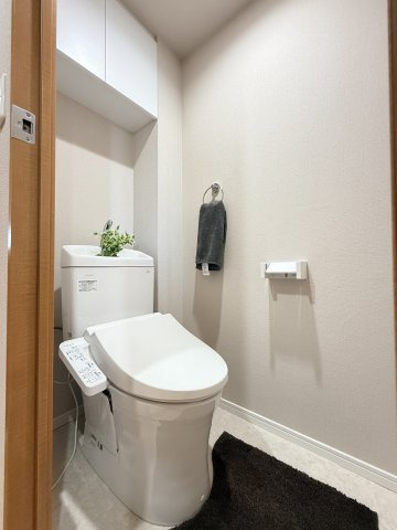 【トイレ】　洗浄機能付きトイレ。上部には収納付で、トイレットペーパー等、買い置きもしやすそうです。