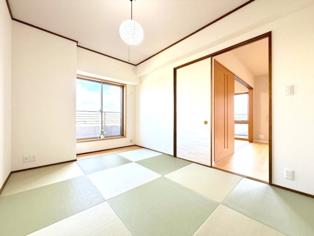 【和室約6.5帖】　裸足でくつろげる和室もございます。畳の香りでリラックス♪
