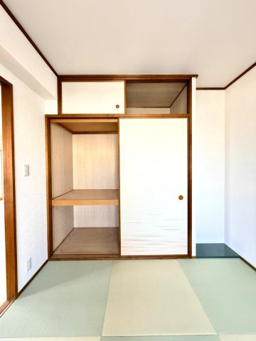 【和室約6.5帖　収納】　押し入れを備え、寝具などの収納もスムーズにできそうです。