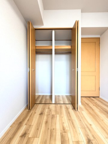 【洋室約6.2帖　収納】　クローゼット付きで、衣類等の収納に役立ちます。
