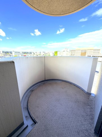 【バルコニー?】　陽を遮るような高い建物がなく、陽当たり良好です。