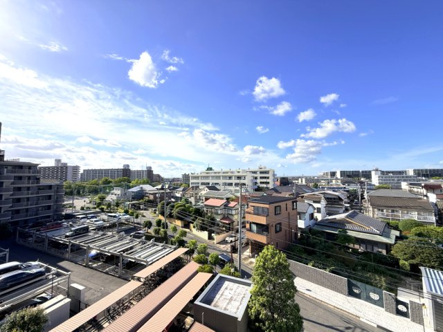 【バルコニー?　眺望】　毎日の暮らしに余裕を感じさせてくれる、遮る物の無い開放的な眺望を是非、ご堪能ください。