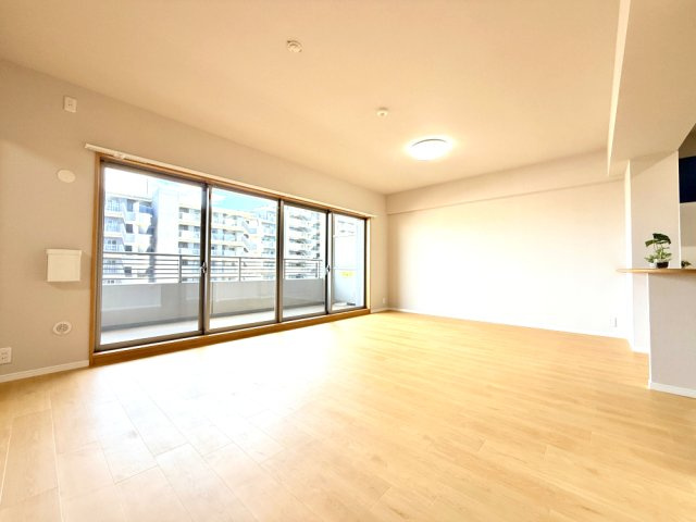 【LDK約15.7帖】　大きな窓があることによって、外との一体感が生まれ、空間をより広く見せる役目を果たしているとともに、窓から見える緑や、外の景色もデザインに取り込まれているかのようです。