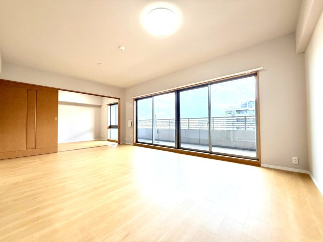 【LDK約15.7帖】　広いLDKでは家族が集まり一緒の時間がすごせる工夫がされております。何気ない一日の当たり前のひとコマが宝物に。