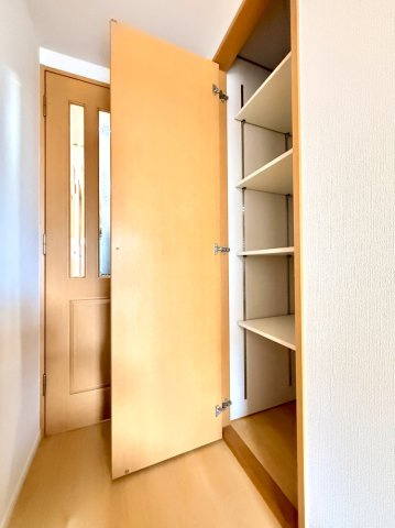【LDK収納】　リビングまわりをすっきり保てる収納を備えています。