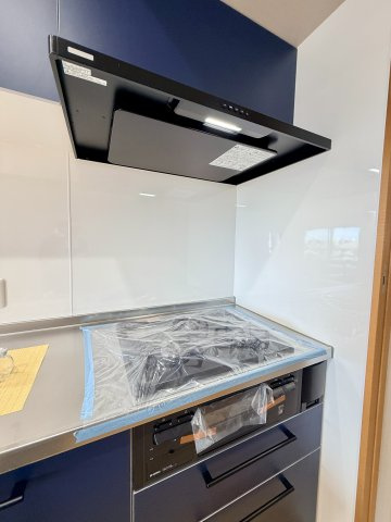 【3口ガスコンロ】　3口コンロ、グリル付きでお料理のレパートリーも増えそうです。