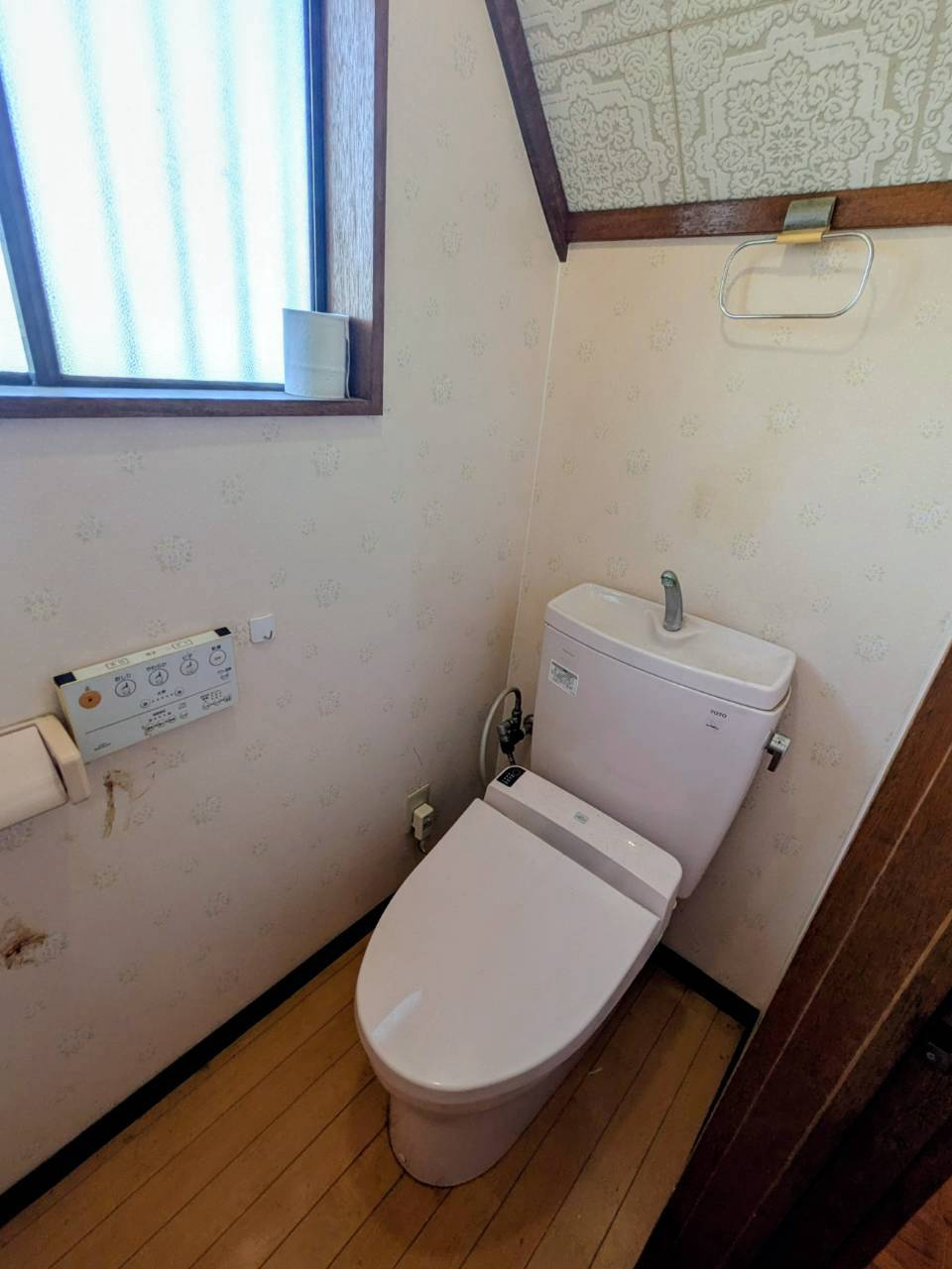 清潔感にあふれた心地よいトイレ空間！温水洗浄便座などの快適機能を備え、いつでも衛生的に気持ちよくお使いいただけます。お手入れのしやすい素材・形状を採用しており、日々の掃除やお手入れもラクラクです。