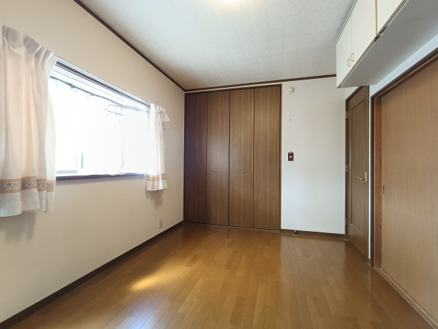 【洋室6.75帖】　2面採光の明るい洋室。様々な用途に使いやすいフローリングです。