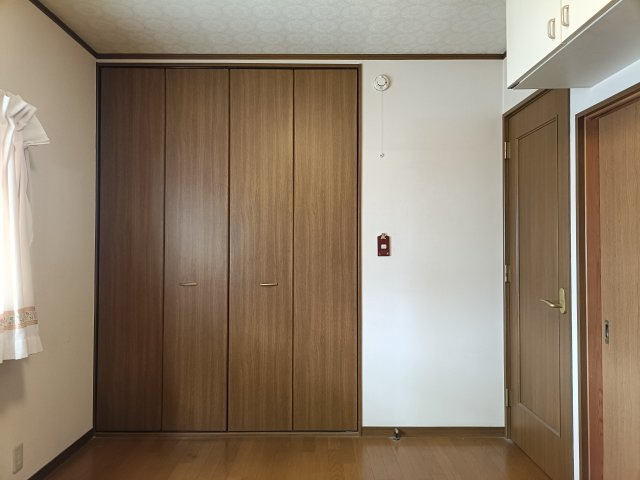 【洋室収納】　収納も備わり、居住スペースをゆったりとお使いいただけます。