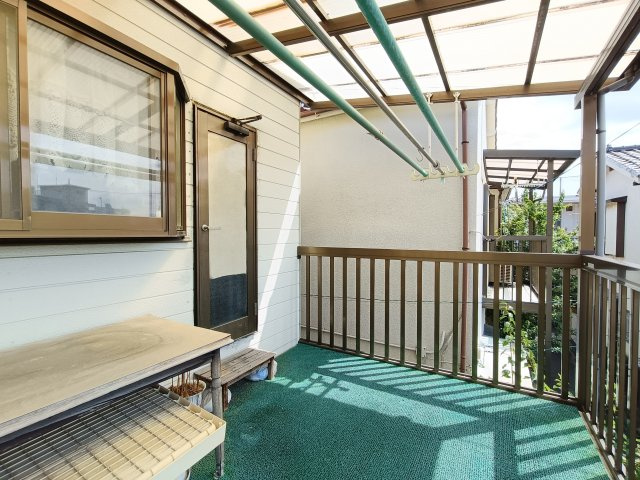 【バルコニー】　陽当たりがよく、洗濯物を干すのにもぴったりです。