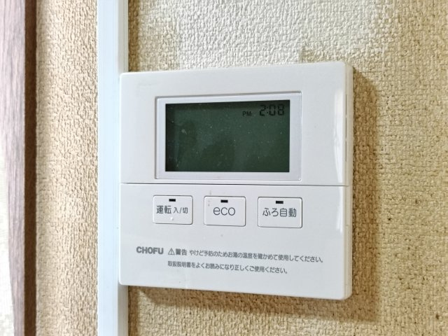 【給湯パネル】　ワンタッチでお湯張り可能です。すぐに温かいお風呂をお楽しみいただけます。