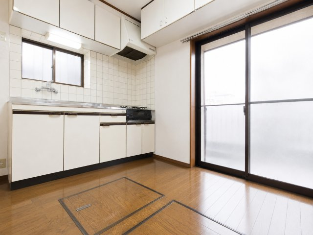 【DK】　大きな掃出し窓から陽光をたっぷり取り入れられる明るい空間です。　※残置物はCGにより削除しています。