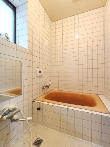 【浴室】　窓があり自然換気のできるバスルーム。