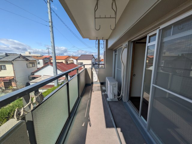 暖かな日差しのふりそそぐバルコニー