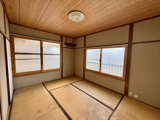 畳の香りが落ち着く和室で、客間や家族のくつろぎスペースとして使いやすい一室。窓が2面にあり、明るさと風通しも確保されています。お昼寝やお子様の遊び場にも向いており、暮らしに柔らかさを添えてくれる空間。