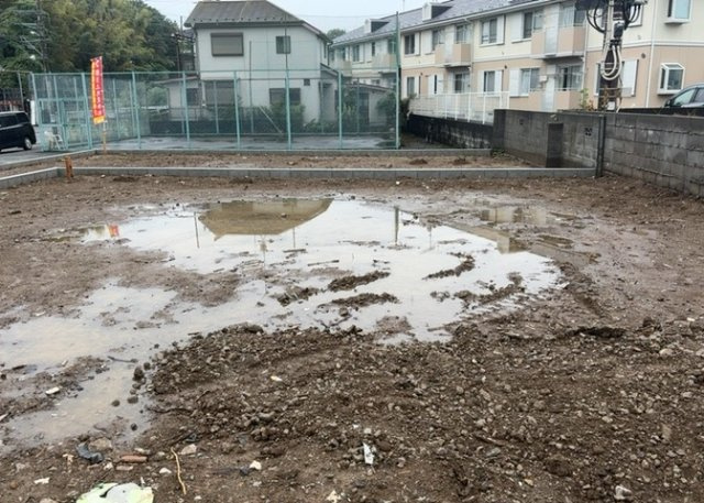 土地の形が極端に長細かったり、狭小地、あるいは道路との高低差がある傾斜地だった場合、後々売ろうとしても買い手がつかない場合もあります。後々、売却することになった時に価値の下がらない土地を選びましょう。