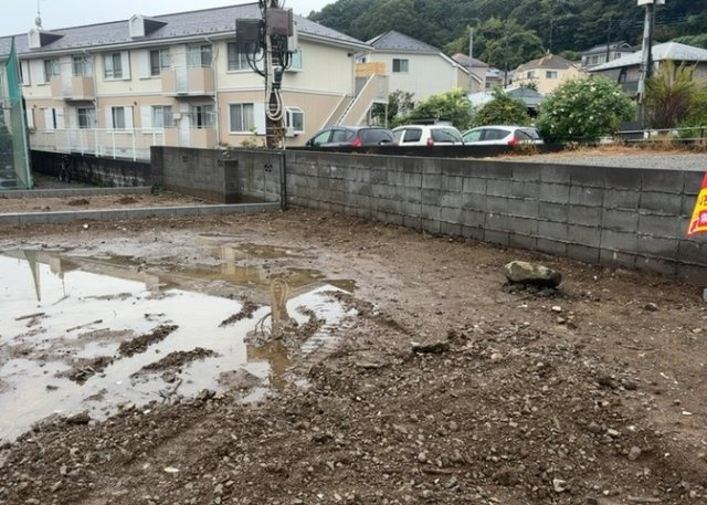土地の面積＝住宅面積ではありません。建ぺい率の問題などで、土地のある場所によって住宅を建てられる面積は限られています。高さもしかり、「土地」という言葉の中には、建築条件も含まれると考えておきましょう。
