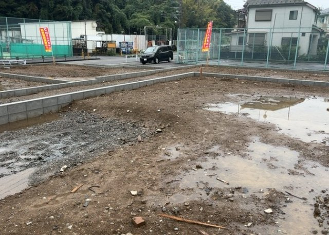 家を建てる場合、方位は要チェックです。現実的に日当たりのよい家ならばリビングは南側、建築基準法でも北側に当たる家への配慮は求められています。土地を見学に行く際は、方位磁針を持って行くようにしましょう。