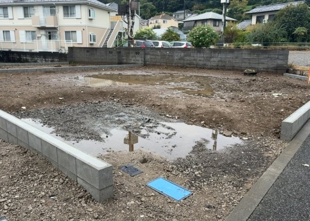 土地の前の道路に消火栓が設置されていることがあります。この場合、道路交通法第45条第1項により、駐車禁止の場所が指定されています。そのため、車庫などの駐車スペースをつくることができない場合があります。