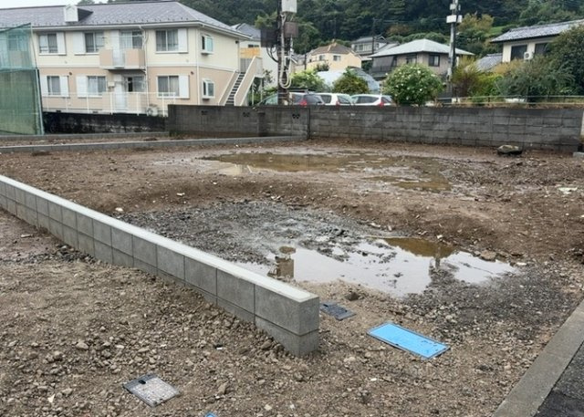 現地に行くなら、物件の周囲の地形がどうなっているかを見ることも大切です。周辺より低くなっている土地では、大雨などで水が集まりやすいため、地盤が弱くなっているということも考えられるため、注意が必要です。