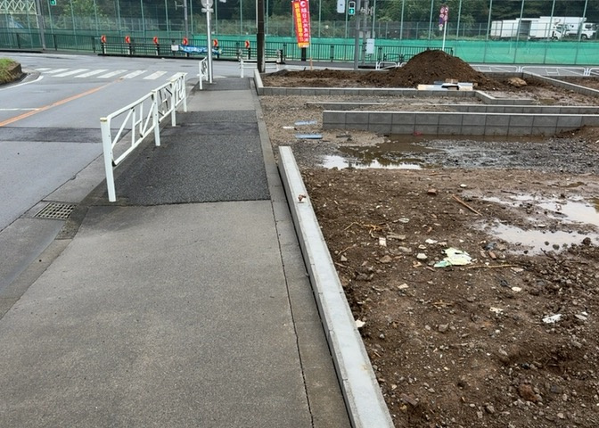 土地購入を検討されている場合、境界杭がない状態で購入してしまうと境界確定測量をする必要があり、費用がかかります。購入の前に、売主、隣土地所有者立ち合いのもと境界を確定し境界杭を設置するのがベストです。