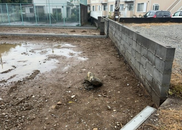 家を建てる前提で土地を探している場合、地盤の丈夫さは譲れない条件の一つです。地盤が脆弱だと追加工事が必要となります。また、過去に地盤沈下や液状化現象を起こした土地は、できるだけ避けた方がいいでしょう。