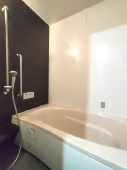 【浴室】　ゆったりとしたバスルームで一日の疲れを癒せます。