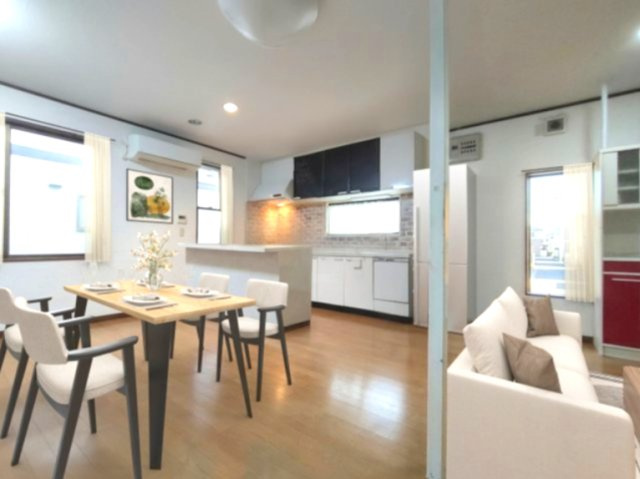 【LDK】※家具家電等はCG加工になります。現況優先　家族が自然と集まる、明るく開放的なリビングダイニング。