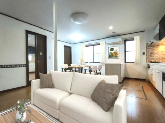 【LDK】※家具家電等はCG加工になります。現況優先　窓からの光がやさしく差し込む、居心地の良いLDKです。