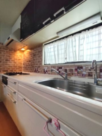 【キッチン】　落ち着いた色合いで清潔感のあるキッチンは、毎日の料理が楽しくなる場所です。