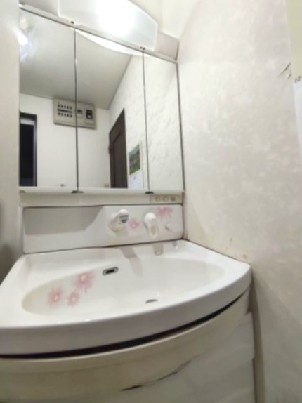 【洗面室】　三面鏡付きの洗面化粧台で身だしなみチェックも快適。