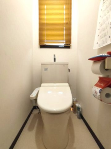 【トイレ】　シンプルで清潔感のあるトイレ空間です。