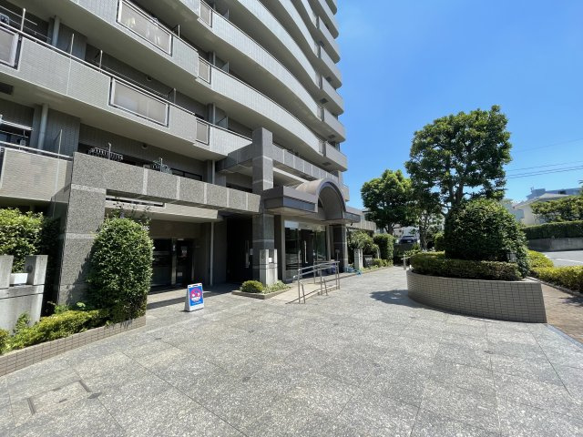 マンションの顔でもある、高級感漂うエントランス。　