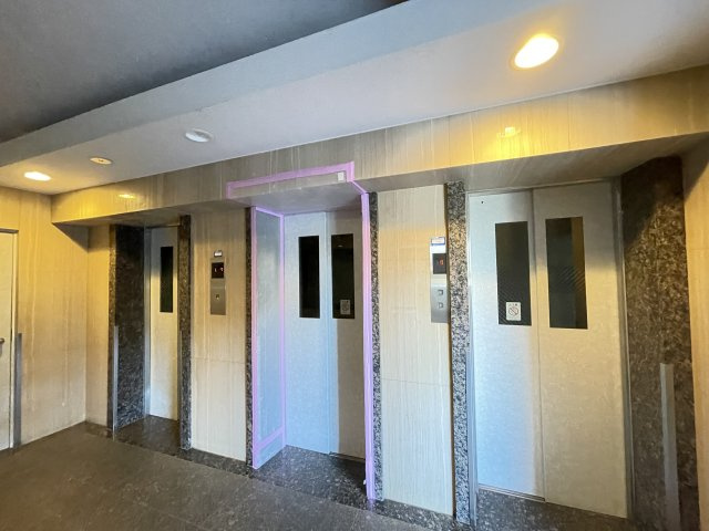 重たい荷物を持っていても、エレベーターがあれば安心です。　