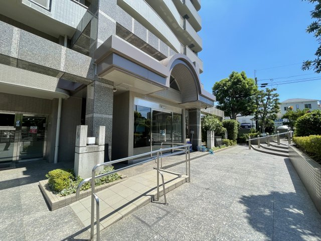 マンションの顔でもある、高級感漂うエントランス。　