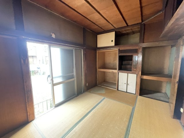1階に2部屋ありますので、ご高齢に方にも優しい間取です。　収納スペースが豊富です。